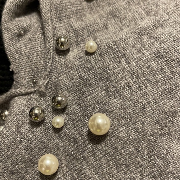Elan gray medium cut out shoulder arm with pearls sweater - Picture 5 of 5